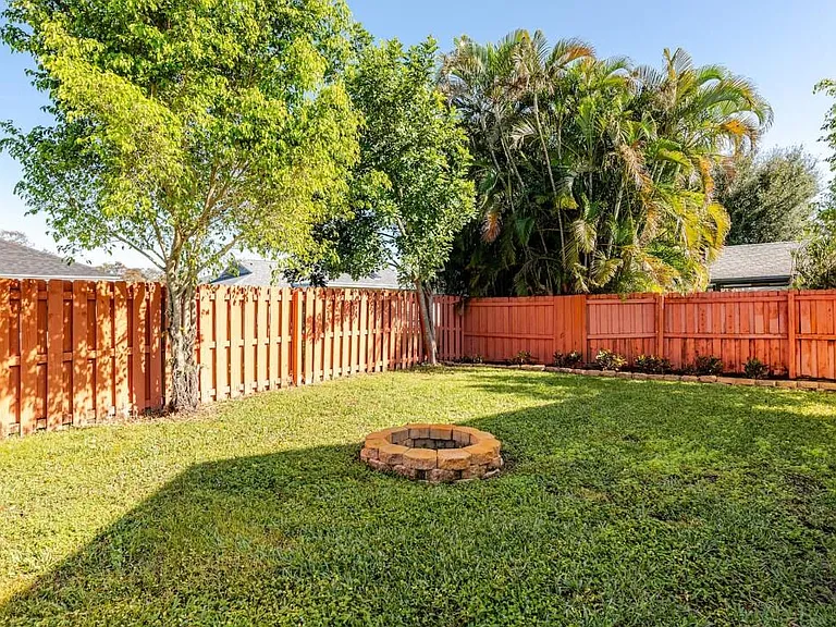 1860 Primrose Ln — Photo 19