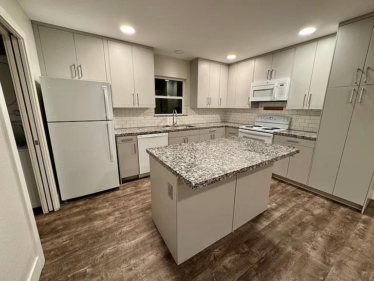 332 E 7th St #2 — Photo 7
