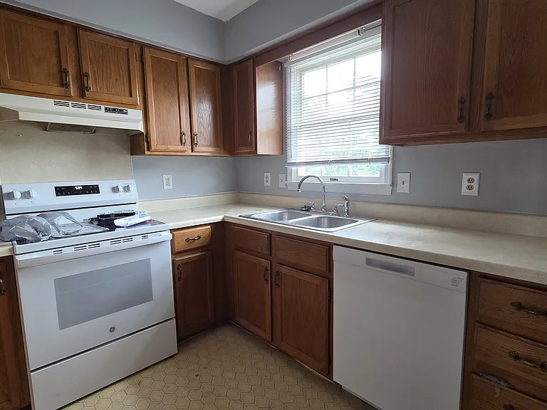 413 N Western Ave — Photo 23