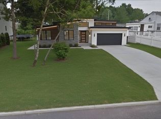 65 Essex Cir, Shirley, NY 11967