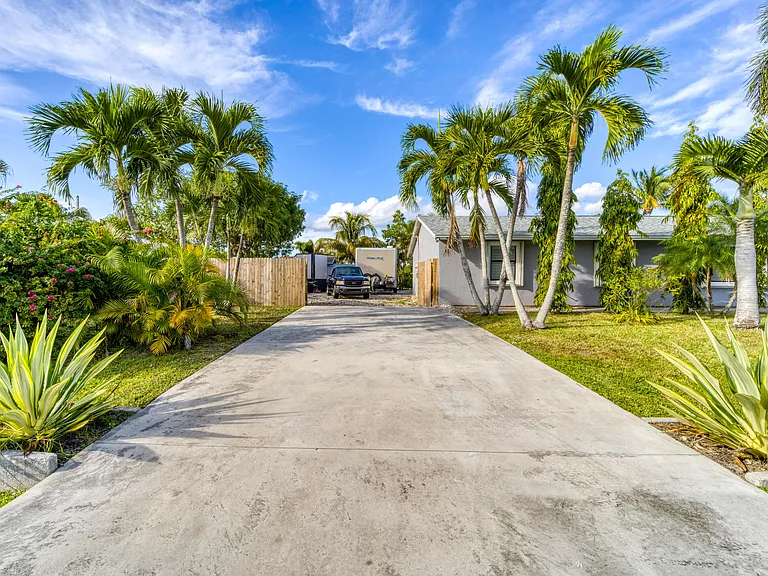 481 SW Voltair Ter — Photo 2