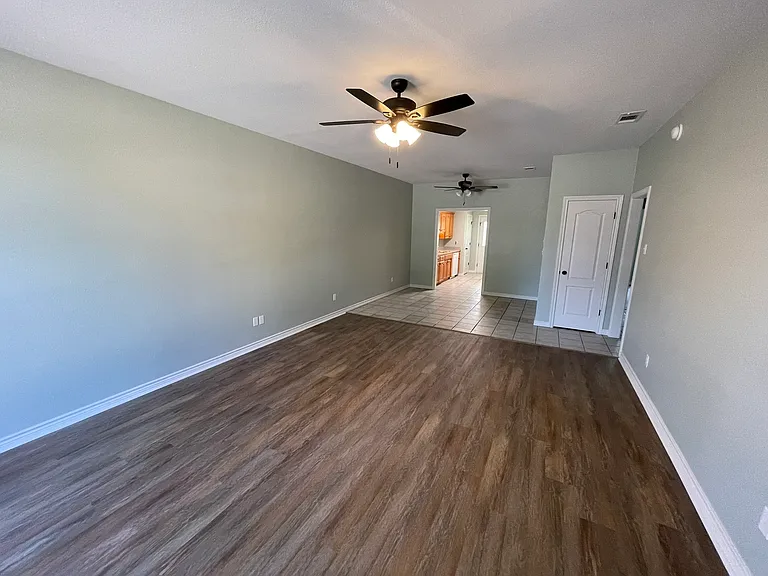 423 W Thomas St — Photo 4