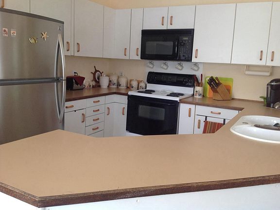 Kitchen with eat in counter
