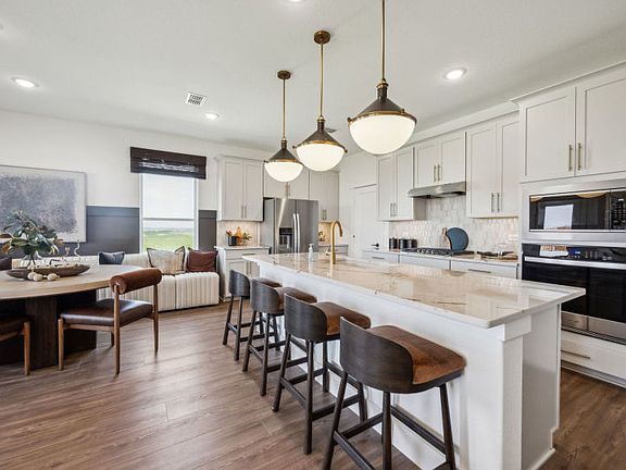 Eat-in bartop island in kitchen