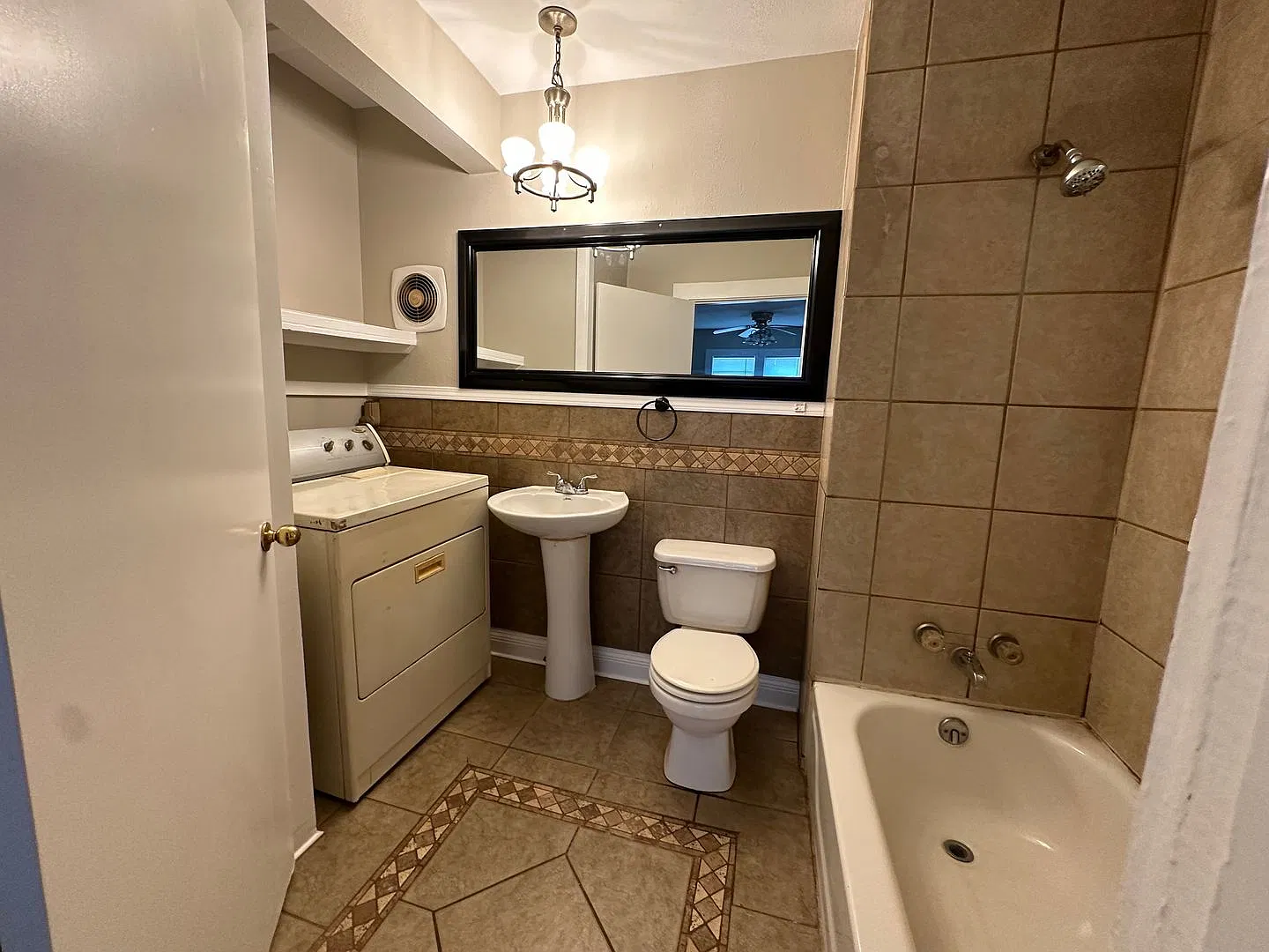 Welcome to this charming 2-bedroom, 1-bathroom home located in the heart of Russellville, AR. — Photo 4
