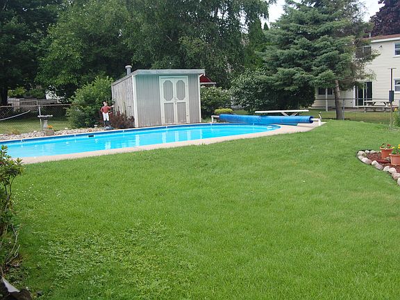 Lots of lawn & pool