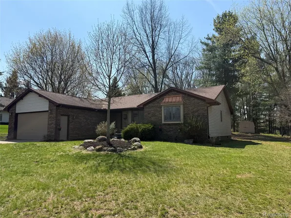 3828 Winding Pine Dr, Metamora, MI 48455