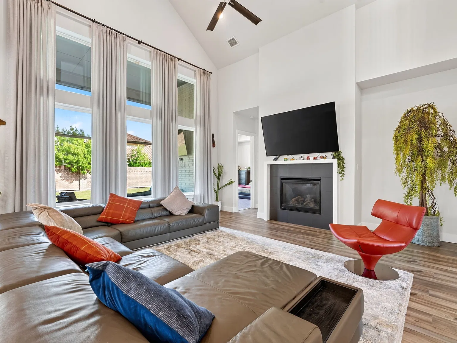 5 bed, 4136 sqft, $6,500 — Photo 3