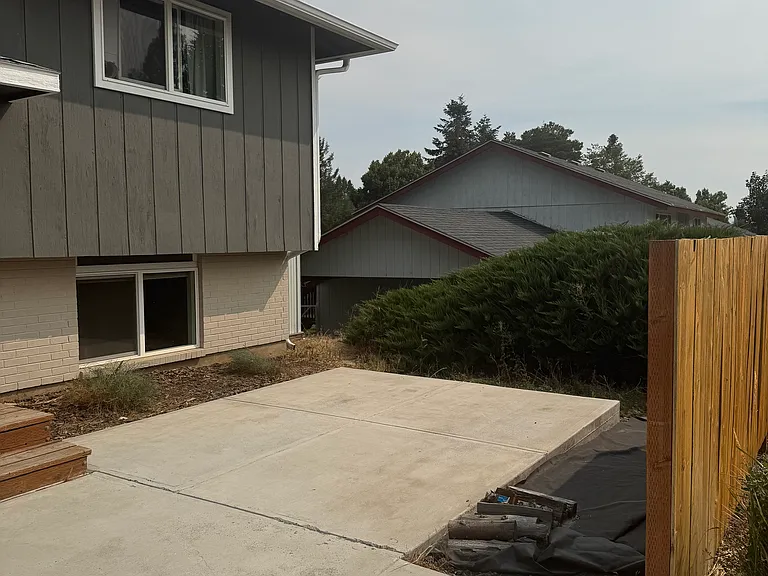 380 NW Thomas St #B — Photo 2