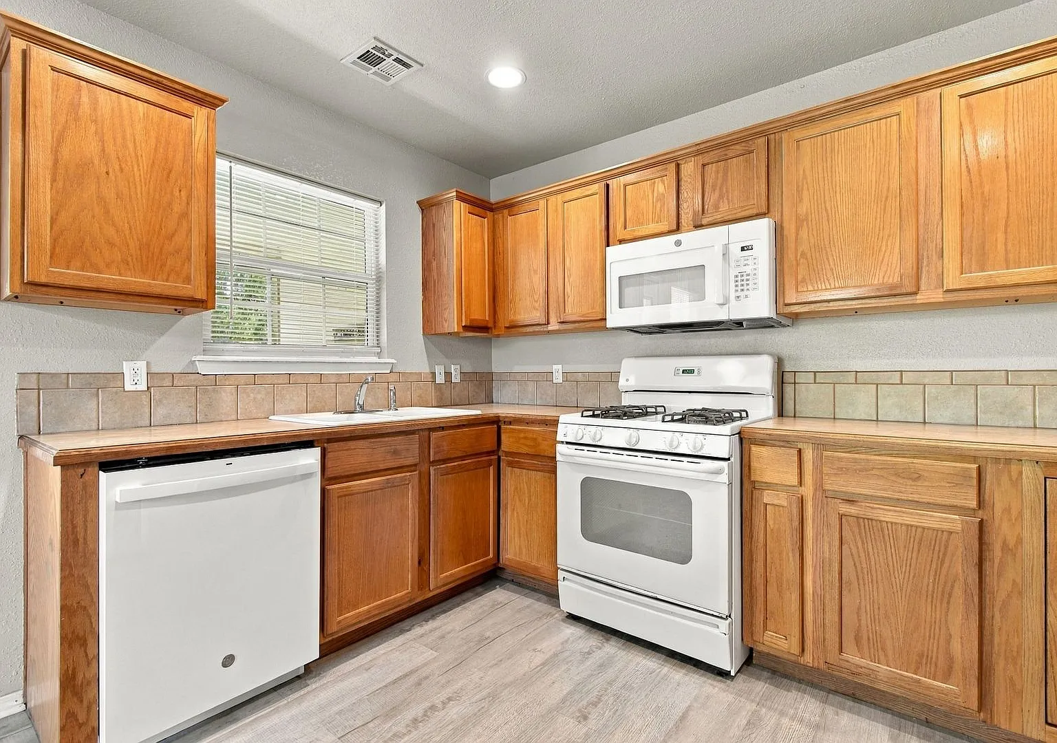 3 Bed 2 Bath Tulsa Recently Renovated — Photo 4