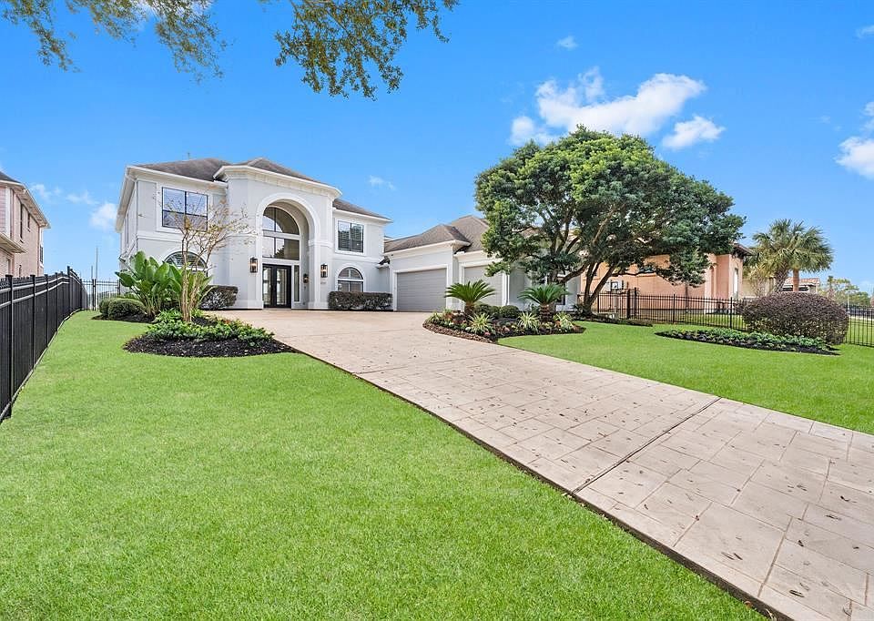1st image of 2113 Twin Oaks Blvd