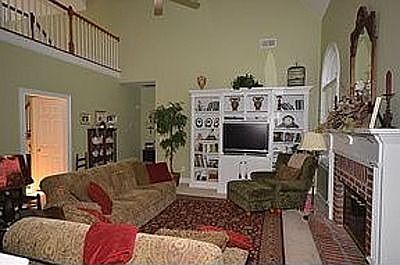Great Room w/valuted ceiling