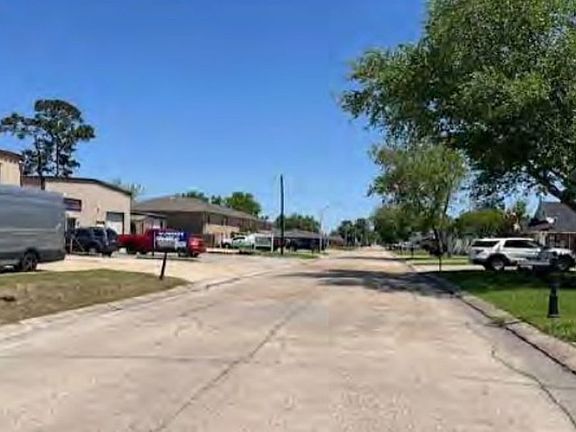 Exterior Neighborhood (street photo)