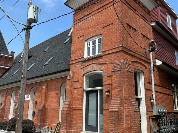 200 Annette St #8, Toronto, ON M6P 1P6