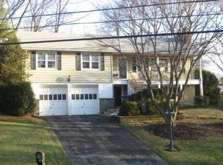 99 Beardsley Pkwy, Trumbull, CT 06611