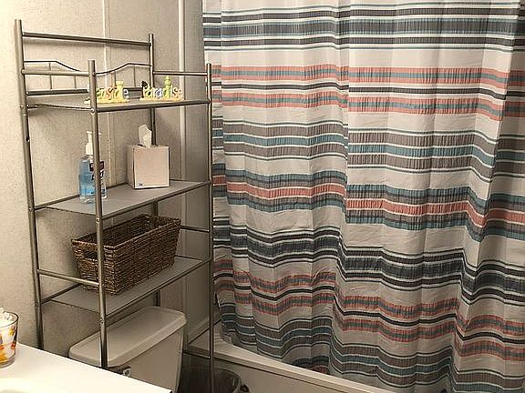 2nd bath with tub