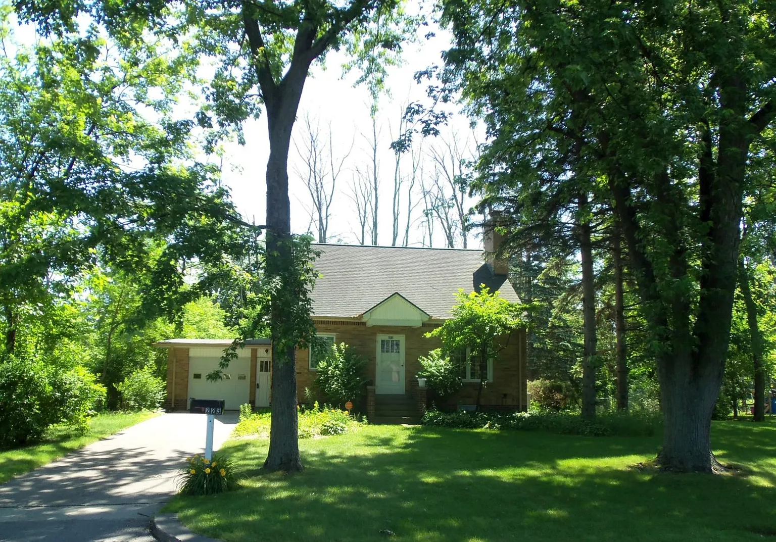 223 Engelhardt Dr photo 1