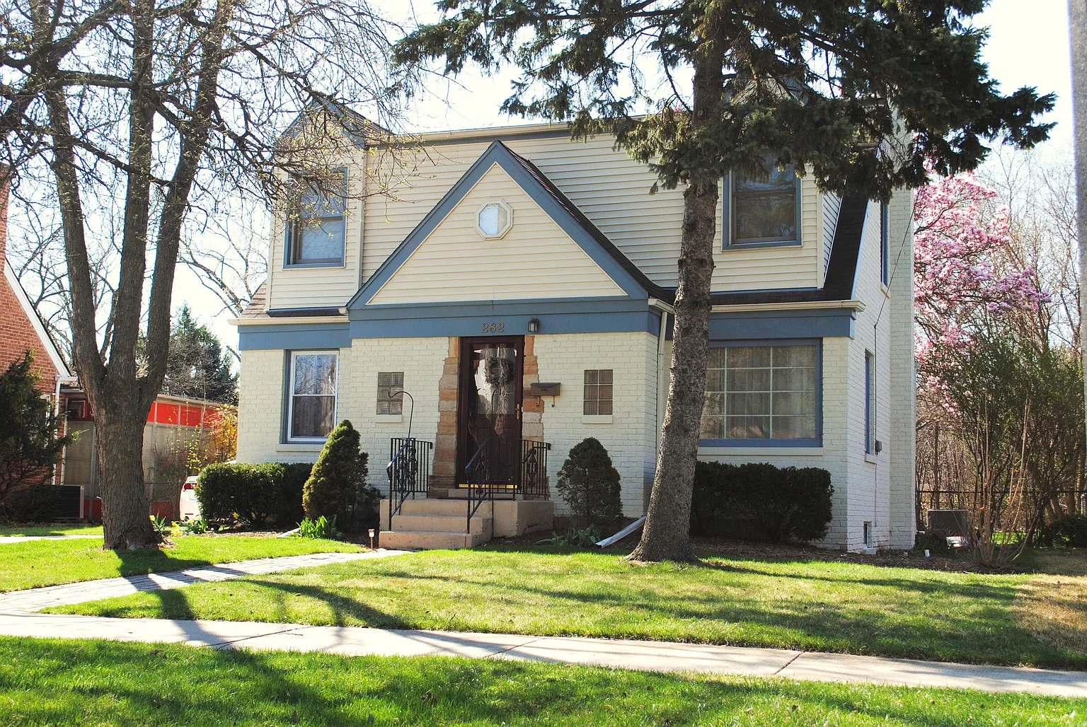 282 E Crescent Ave photo 1