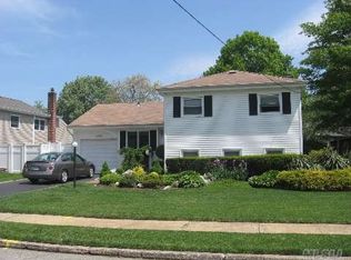 1279 Greenbriar Ln, Bellmore, NY 11710