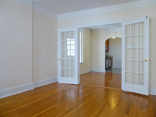 Rented by Siderow Residential Group | media 7