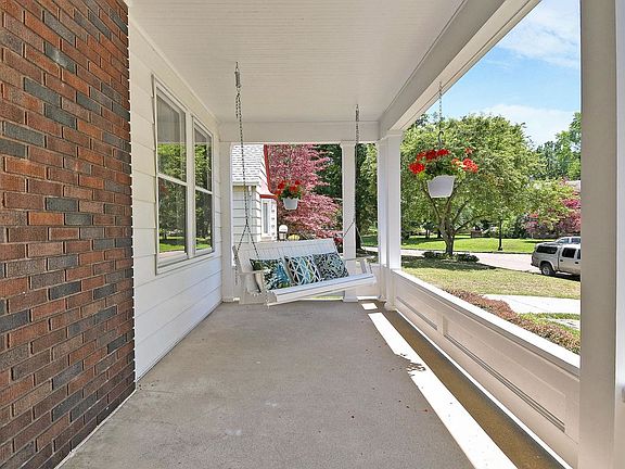 4th image of 366 Clinton Heights Ave