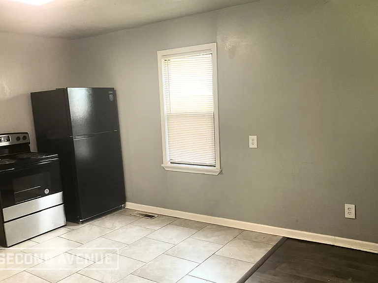 2036 NE Grand Blvd — Photo 3
