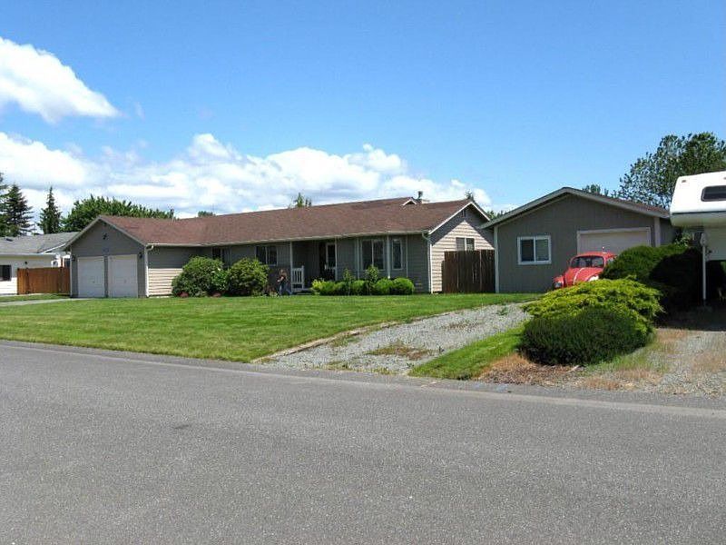 Front of home and picture of seperate shop that goes with this beauty.