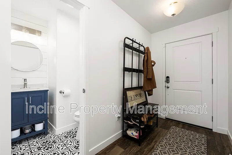 3 bed, 2.5 bath, 2326 sqft, $2,200 — Photo 2