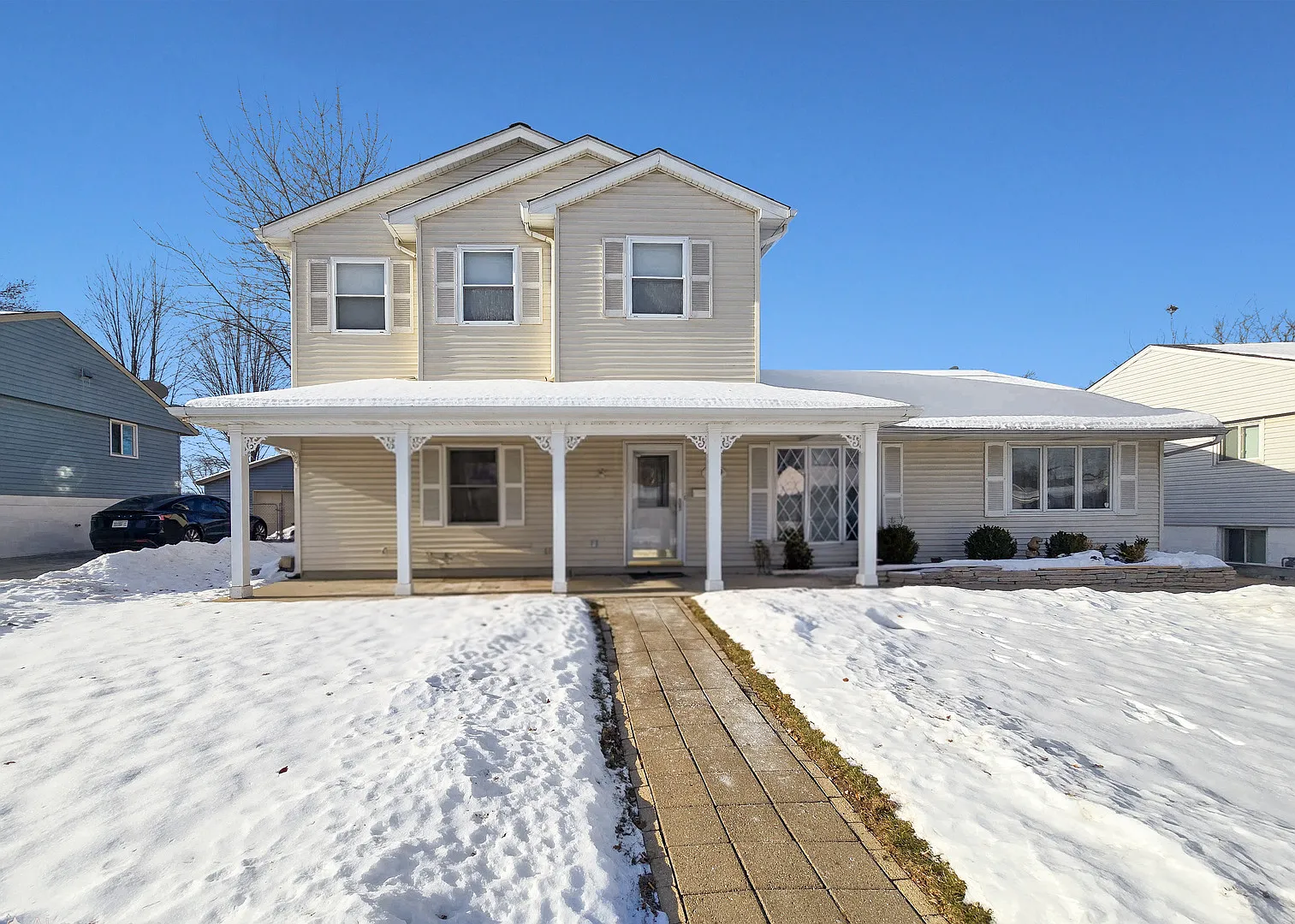 719 Surrey Dr photo 1