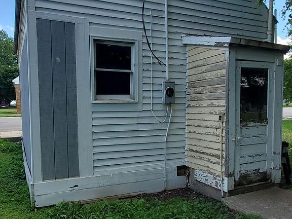 4th image of 109 Main St