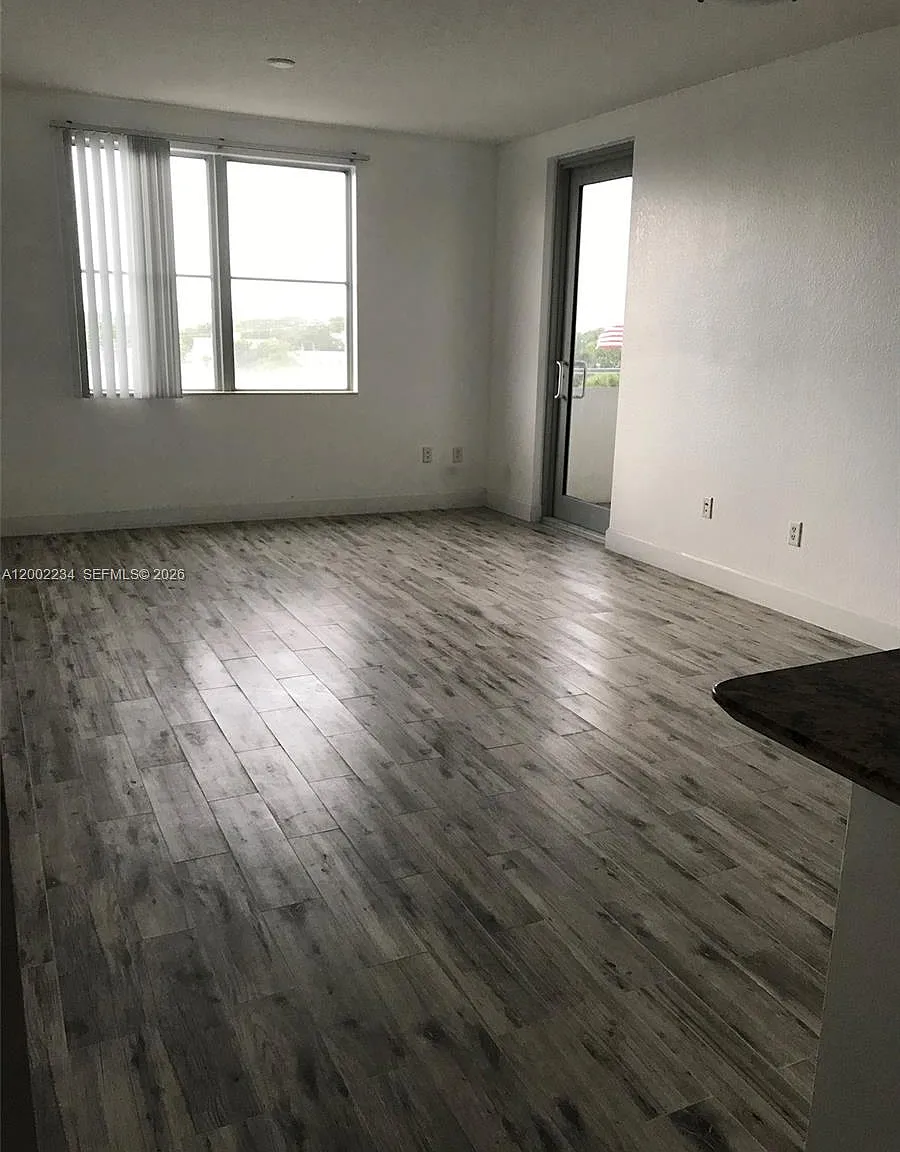 Radius Condo — Photo 4