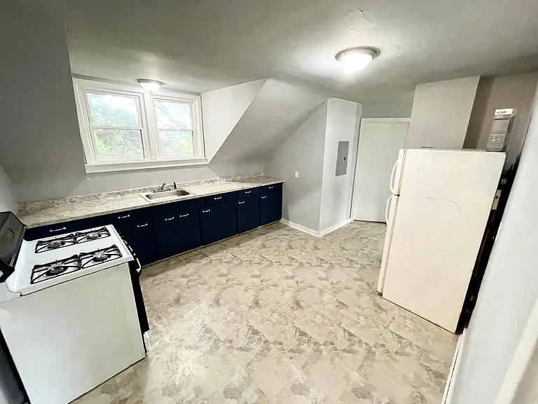 529 E 33rd St #2 — Photo 3