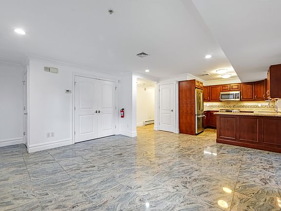 5th image of 2132 Linwood Ave Unit C