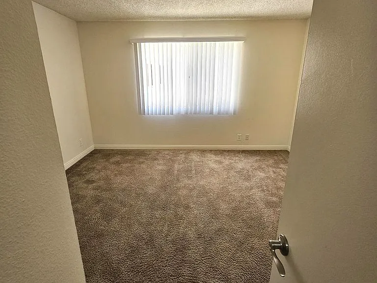 Villa Versailles Apartments — Photo 12