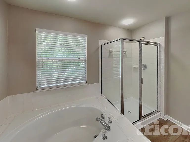 1002 Hollingdale Ct — Photo 9