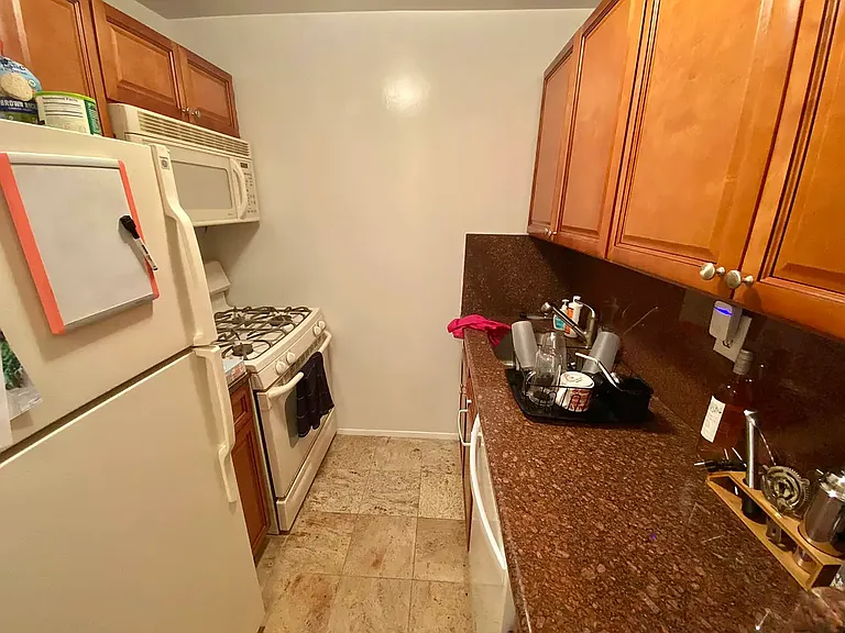 221 E 21st St #4D — Photo 2