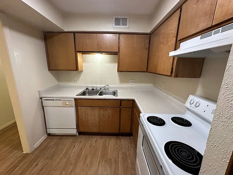 1115 N Austin St — Photo 24