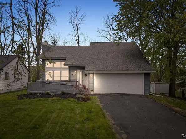 1450 Beachland Blvd, Waterford, MI 48328