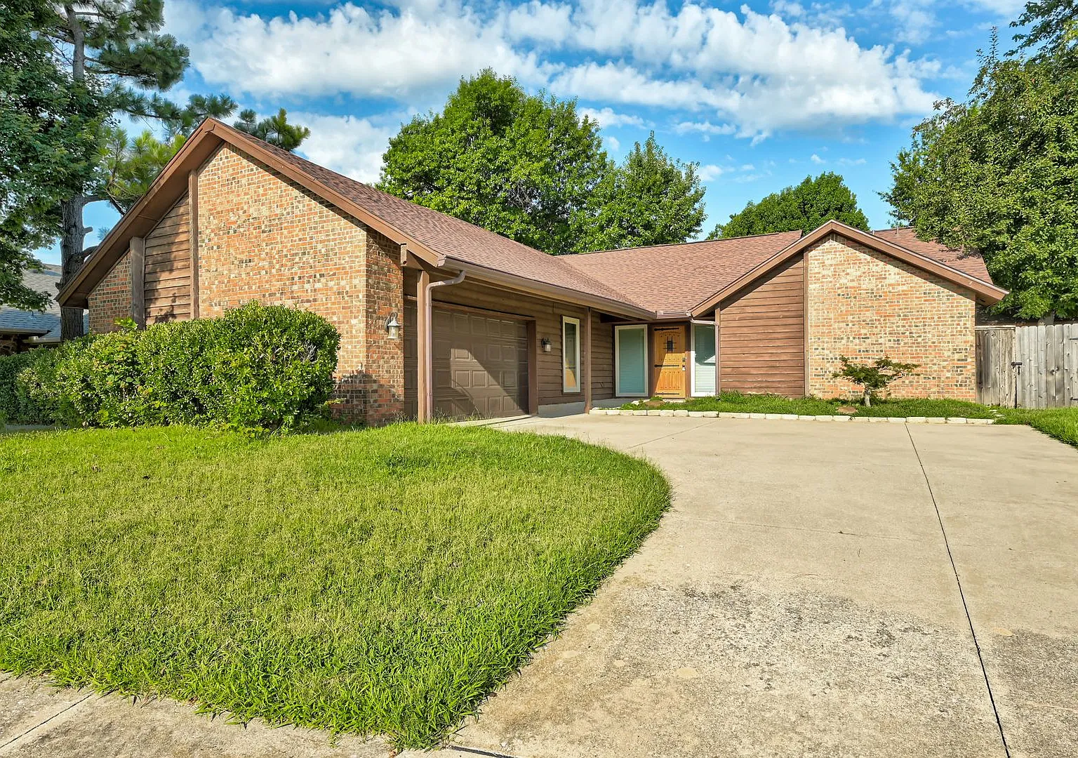 Charming 3-Bed, 2-Bath Home in West Norman Minutes from Sooner Mall — Photo 1