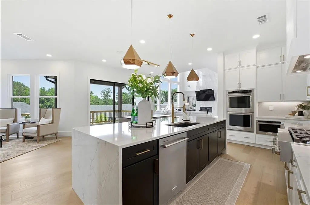 5 bed, 5.5 bath, 5132 sqft, $7,000 — Photo 3