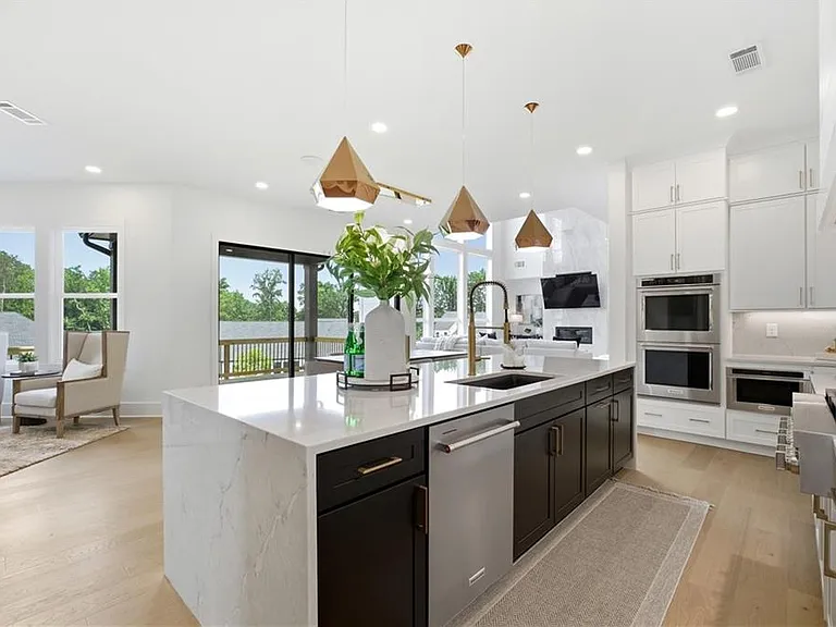 4510 Hawthorn Cir — Photo 3