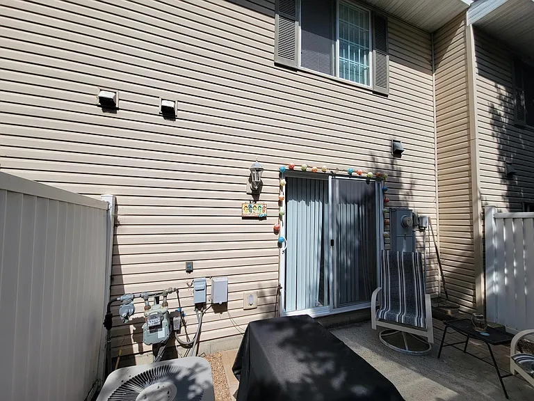 915 7th St #14 — Photo 7