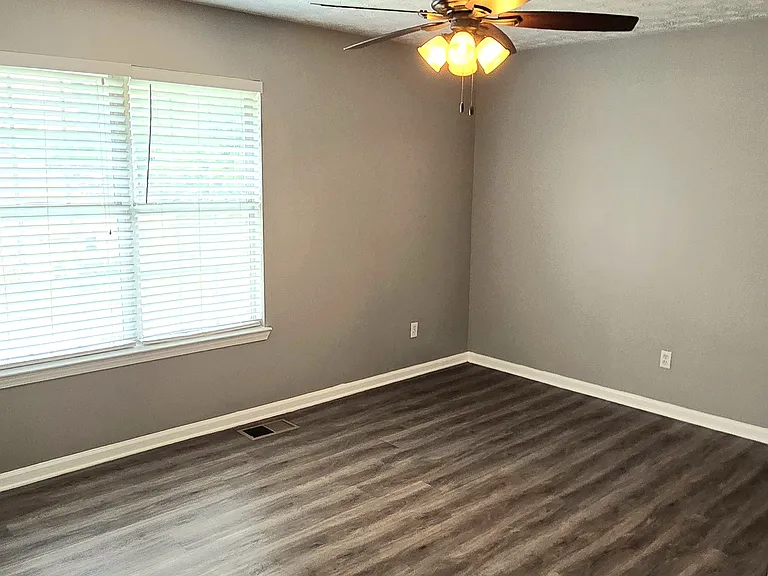407 Bainbridge Dr — Photo 8