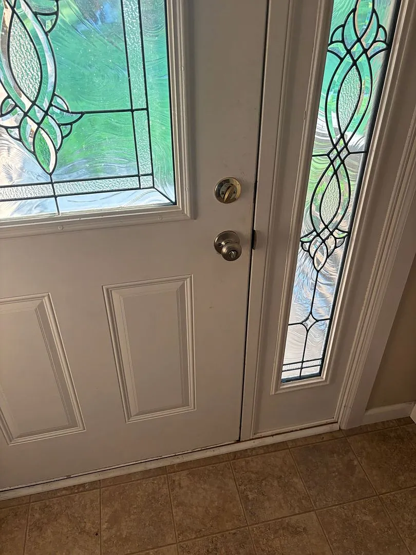 Gorgeous 2-Bedroom Apartment with Garage in a Quiet Neighborhood — Photo 2