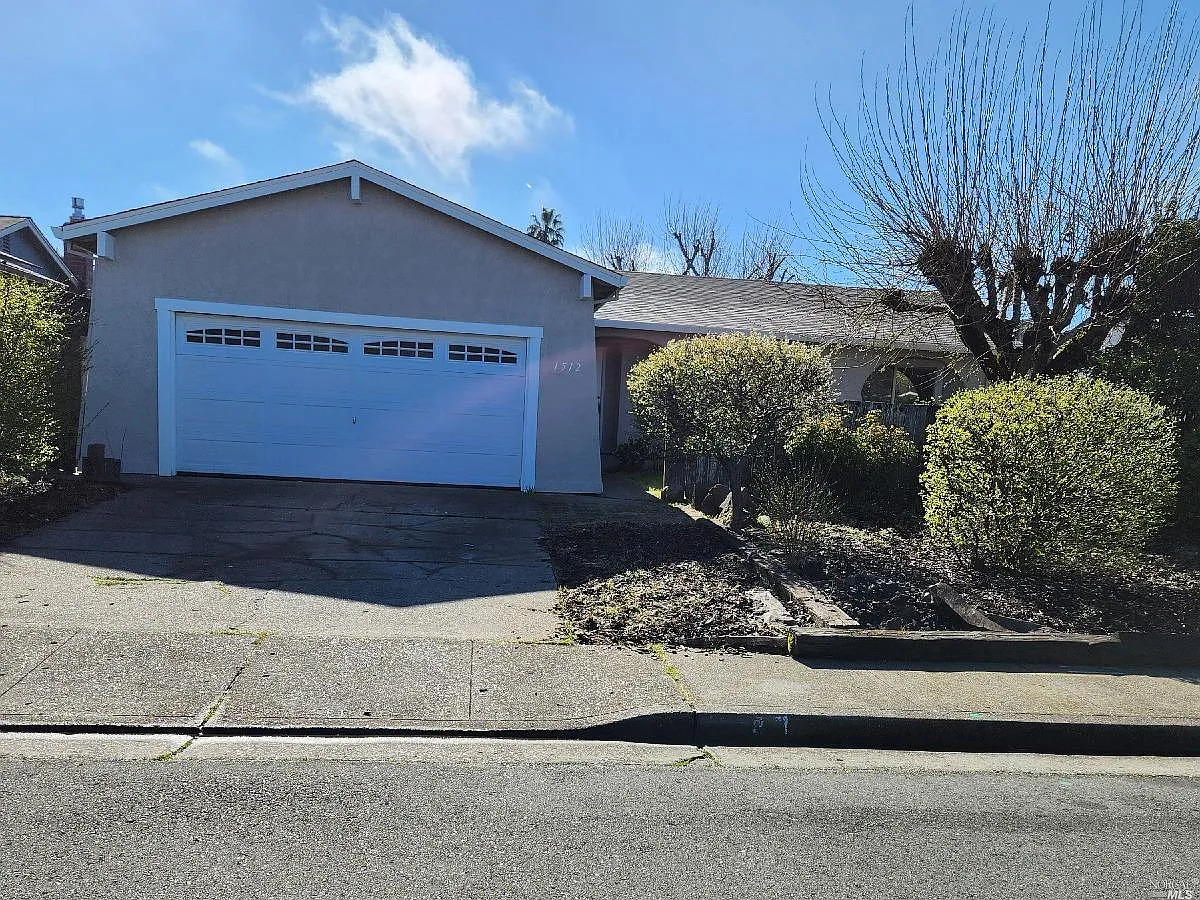 1512 Baywood Drive photo 1