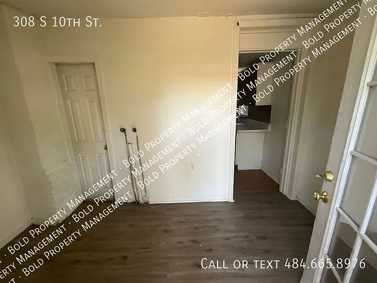 308 S 10th St — Photo 7