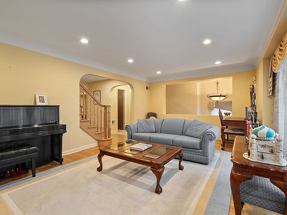 2nd image of 2709 W Sherwin Ave