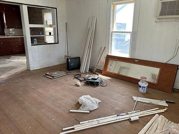 4th image of 611 N Exchange St