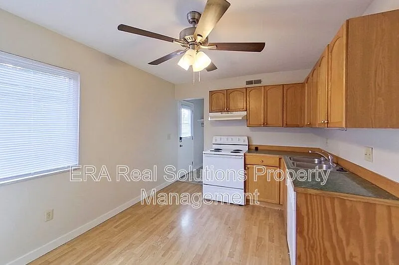 3 bed, 1.0 bath, 884 sqft, $995 — Photo 2