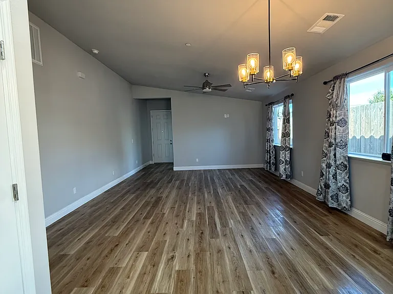 1084 Adell St — Photo 5